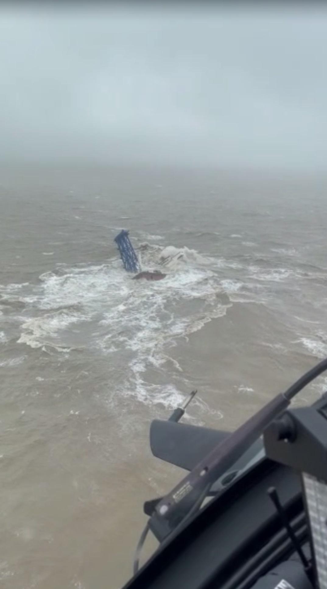 涉事工程船斷開兩截,幾近被怒海吞噬。(飛行服務隊提供)