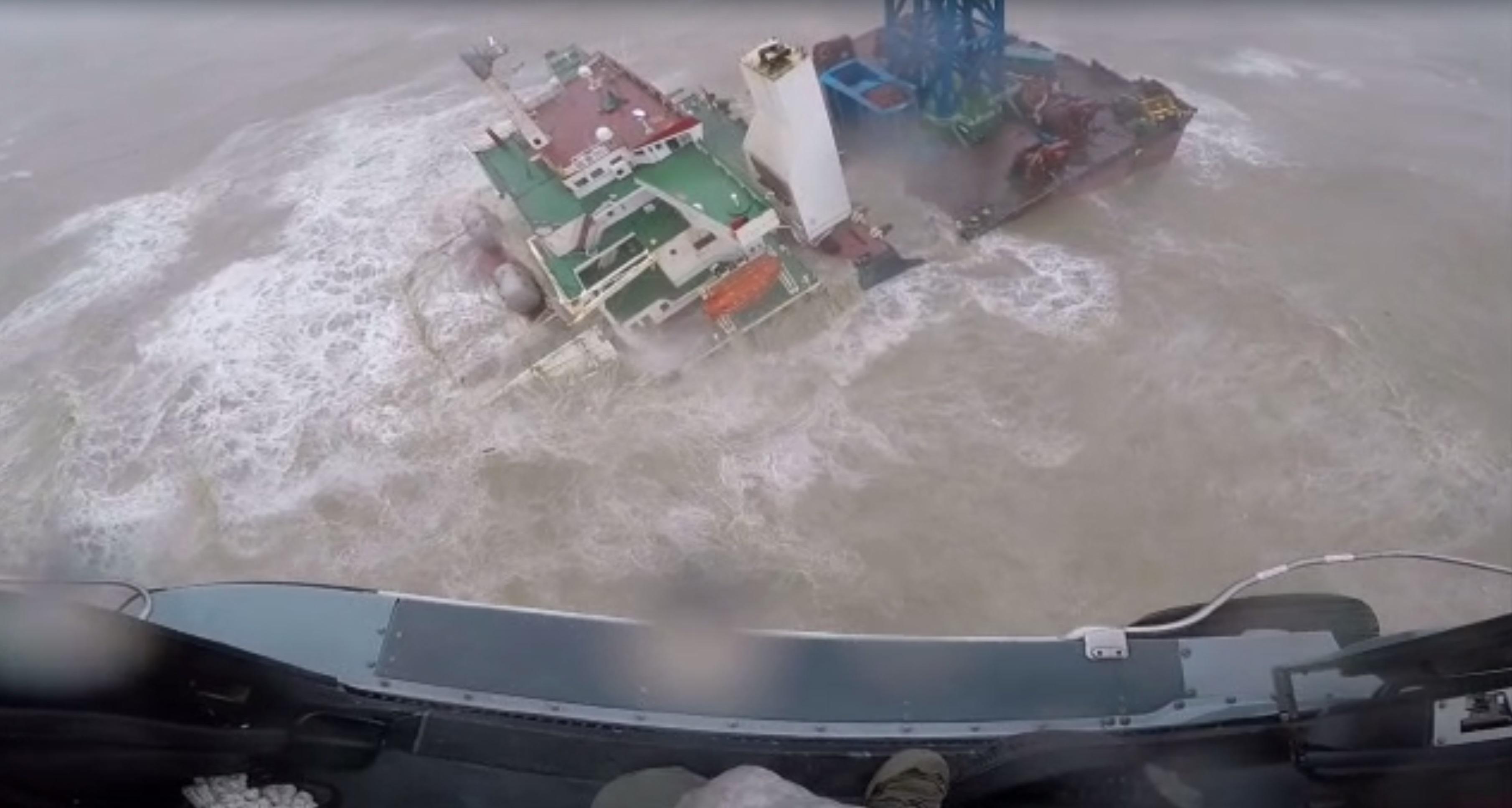 涉事工程船斷開兩截,幾近被怒海吞噬。(飛行服務隊提供)