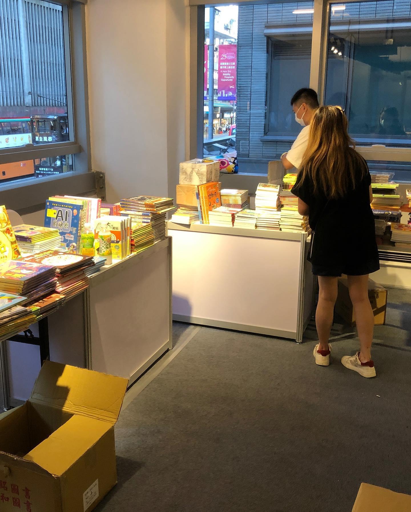 書展大部分攤位已設置好並放滿書籍。(香港人書展fb圖)