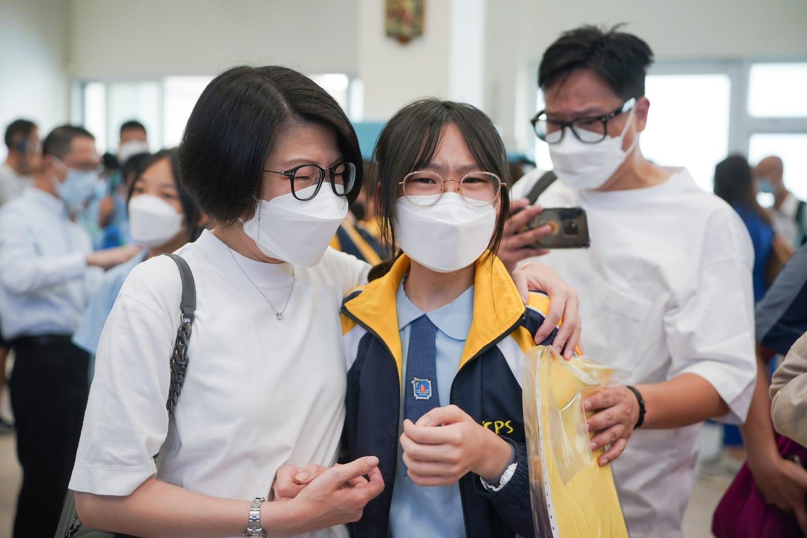 有學生與家長互相擁抱哭泣。(李睿哲攝)