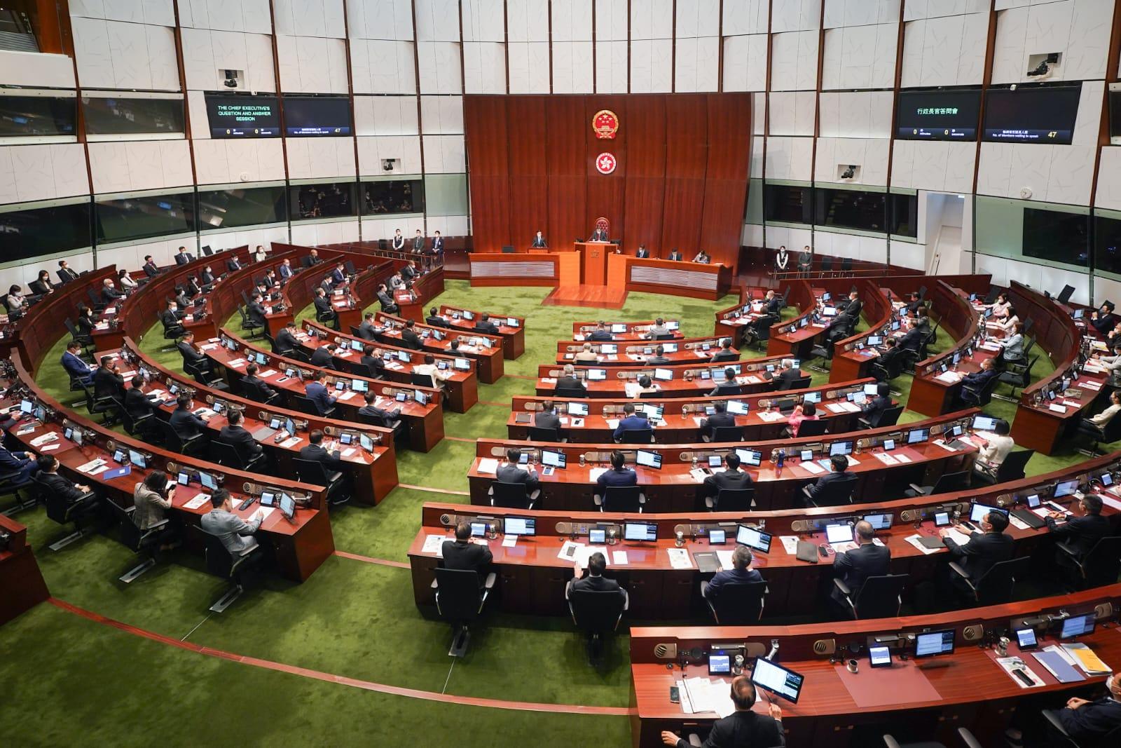 李家超今天首次以行政長官身份,出席立法會特首答問會。(李睿哲攝)