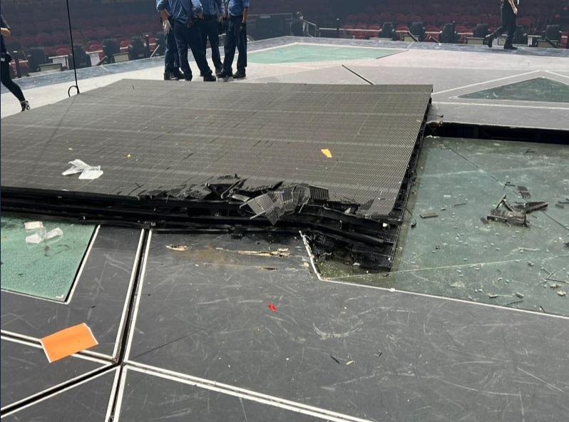 墮下的大屏幕其中一角損毀。(網上圖片)