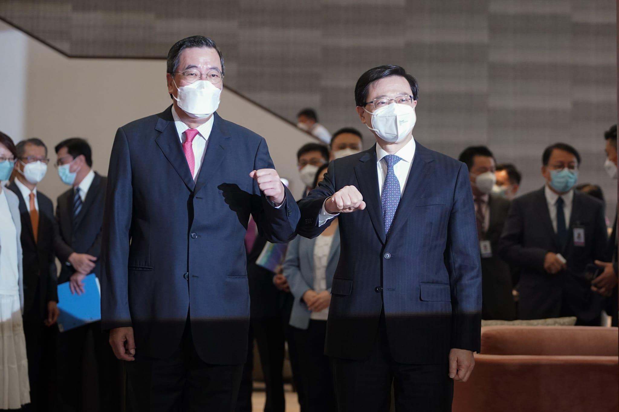 李家超今早出席首場立法會「前廳交流會」。(李睿哲攝)