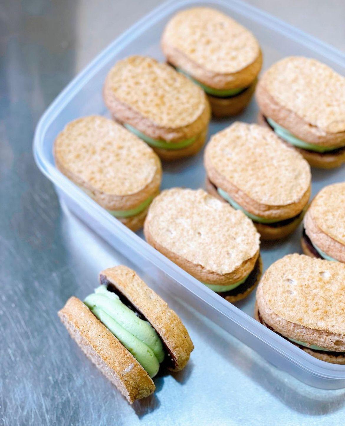 薄荷朱古力達克瓦茲│上下兩塊達克瓦茲(無油杏仁蛋白餅皮)內側都塗上了黑朱古力增添脆感,然後夾著涼浸浸的薄荷奶霜,並包裹著85%黑朱古力甘乃許,裡面還會吃到朱古力粒粒。