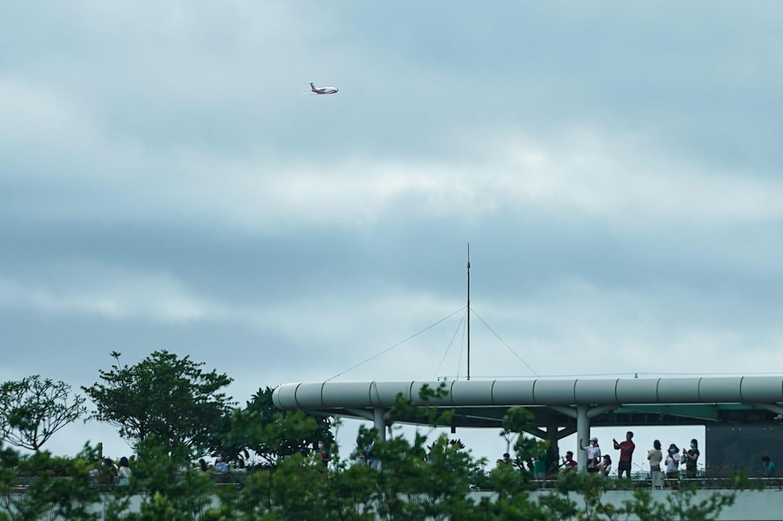 升旗儀式期間,附近有市民拍攝。(李睿哲攝)