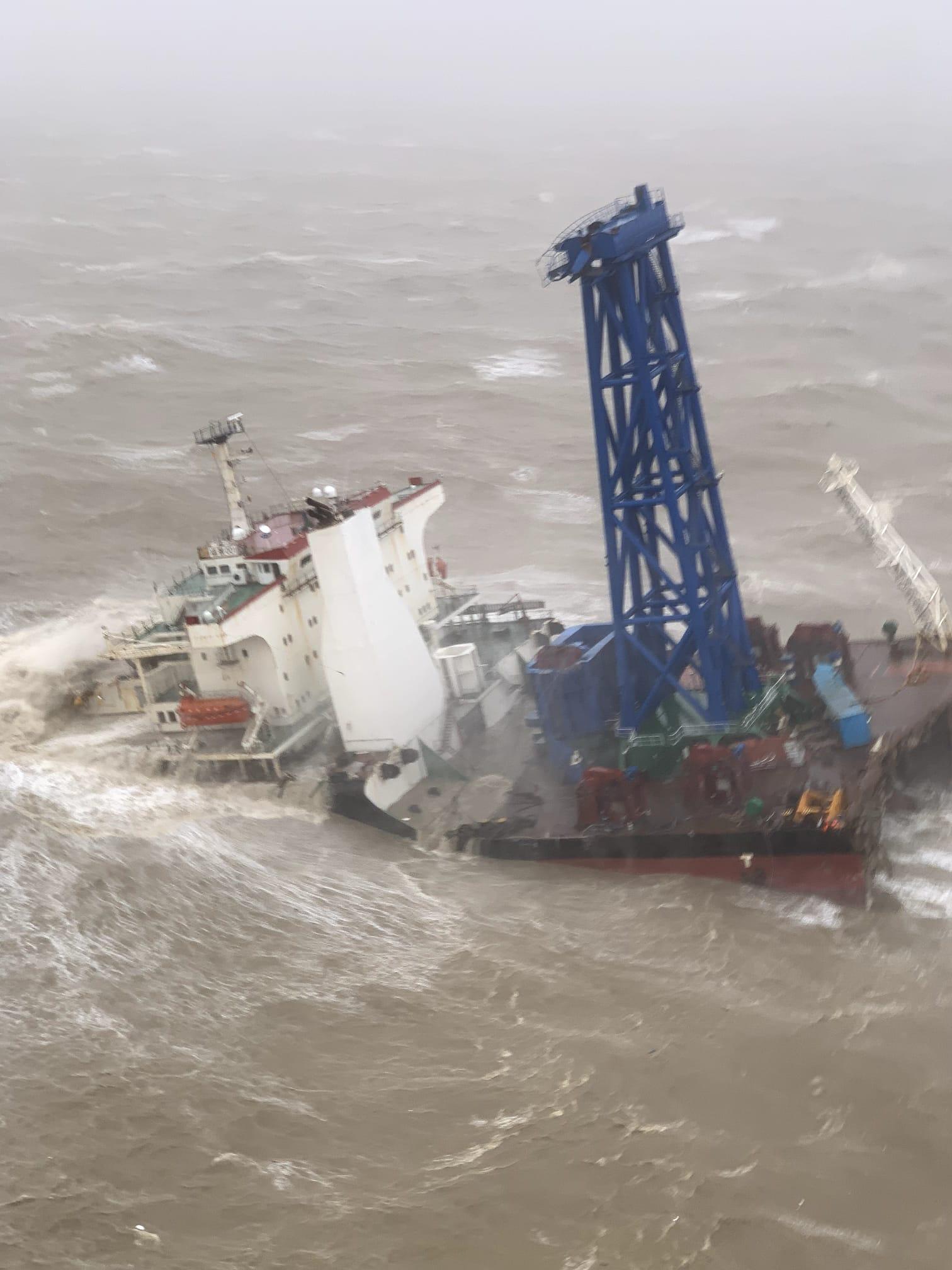 涉事工程船斷開兩截,幾近被怒海吞噬。(飛行服務隊提供)