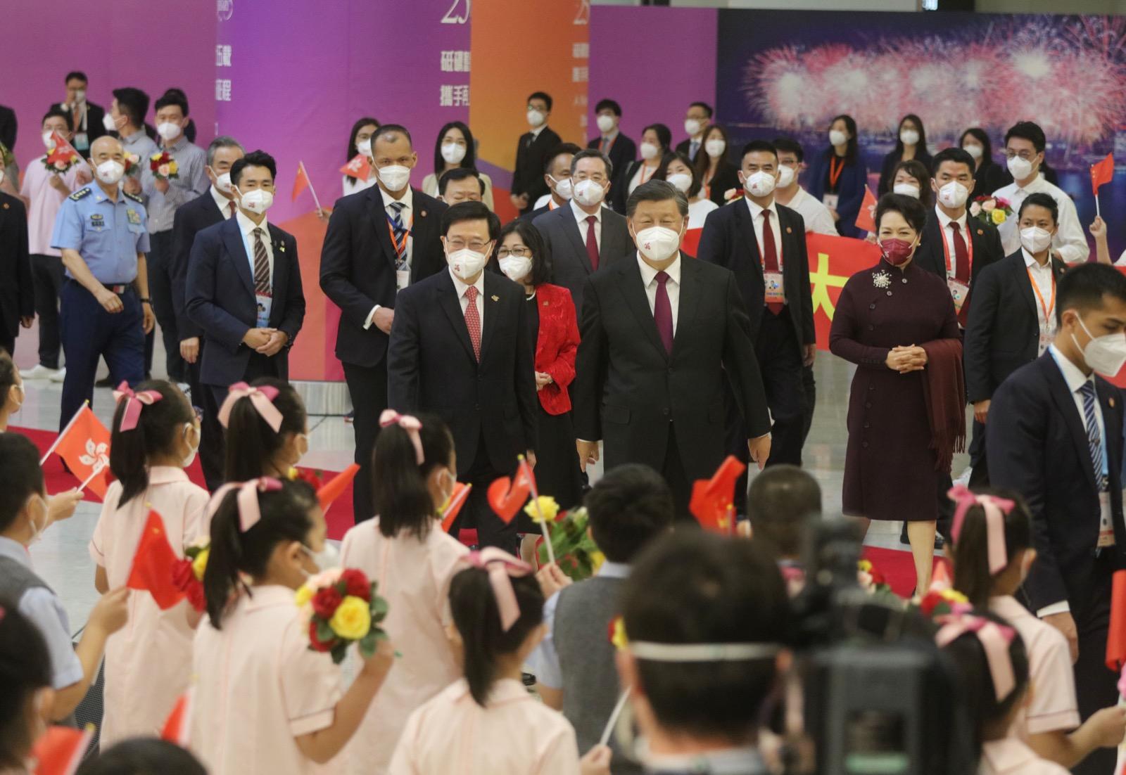 習近平與夫人彭麗媛結束在港行程,由新任特首李家超等陪同下,下午乘高鐵專列返回內地。