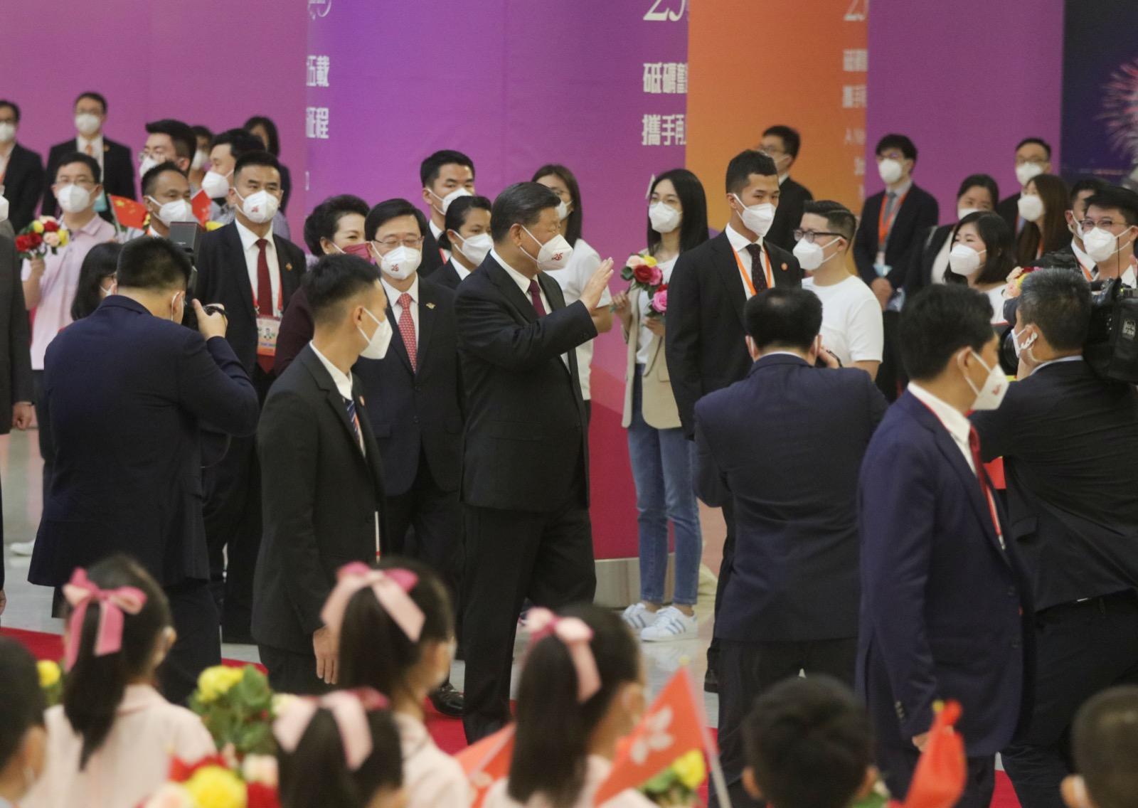 習近平與夫人彭麗媛結束在港行程,由新任特首李家超等陪同下,下午乘高鐵專列返回內地。