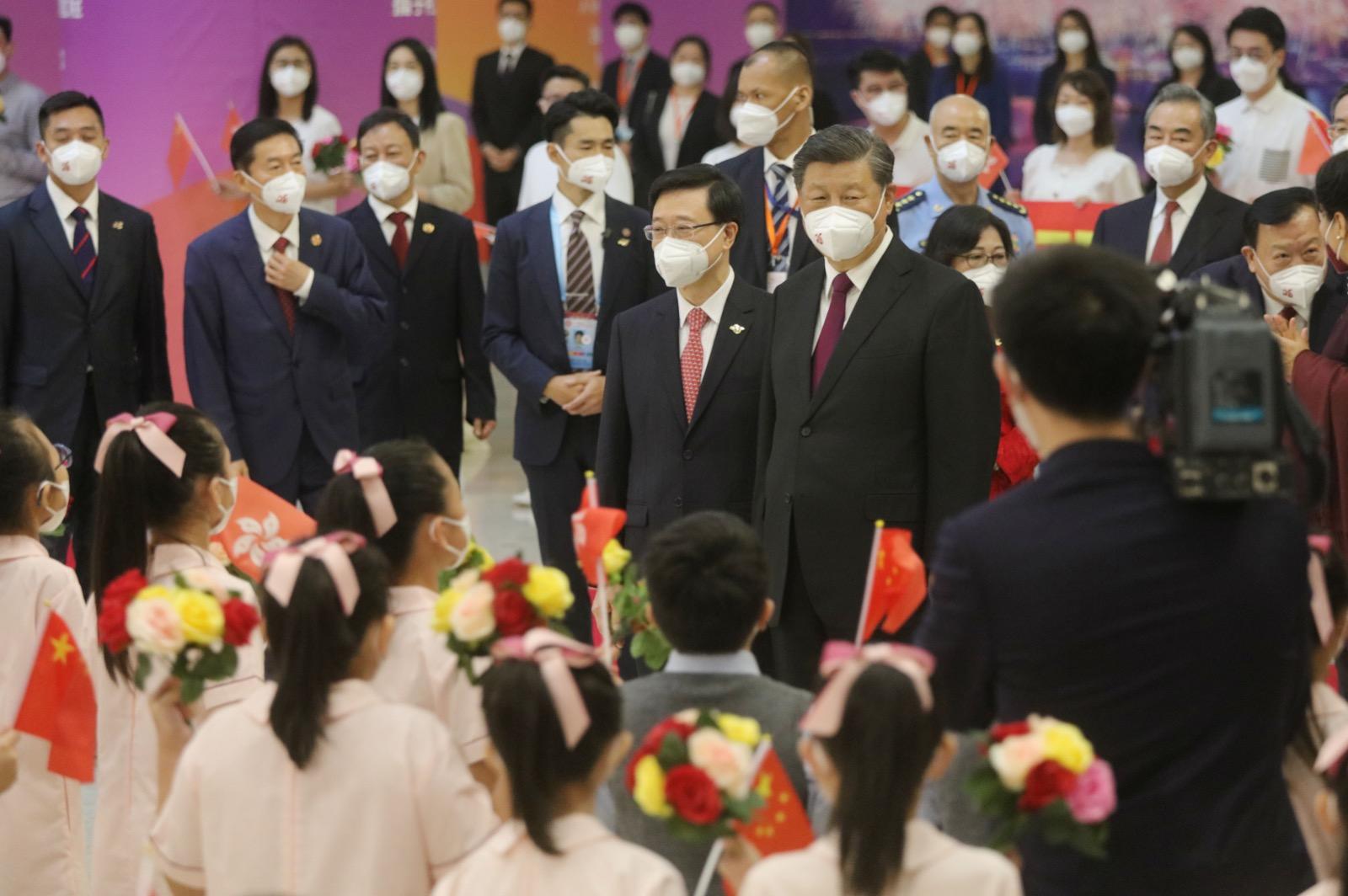 習近平與夫人彭麗媛結束在港行程,由新任特首李家超等陪同下,下午乘高鐵專列返回內地。