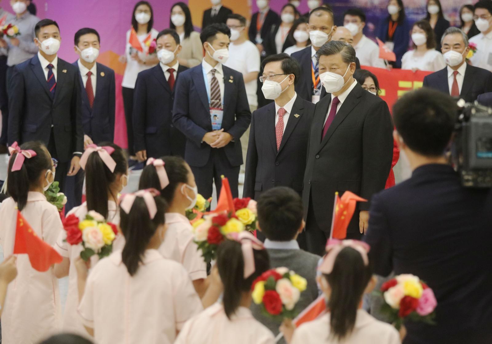 習近平與夫人彭麗媛結束在港行程,由新任特首李家超等陪同下,下午乘高鐵專列返回內地。