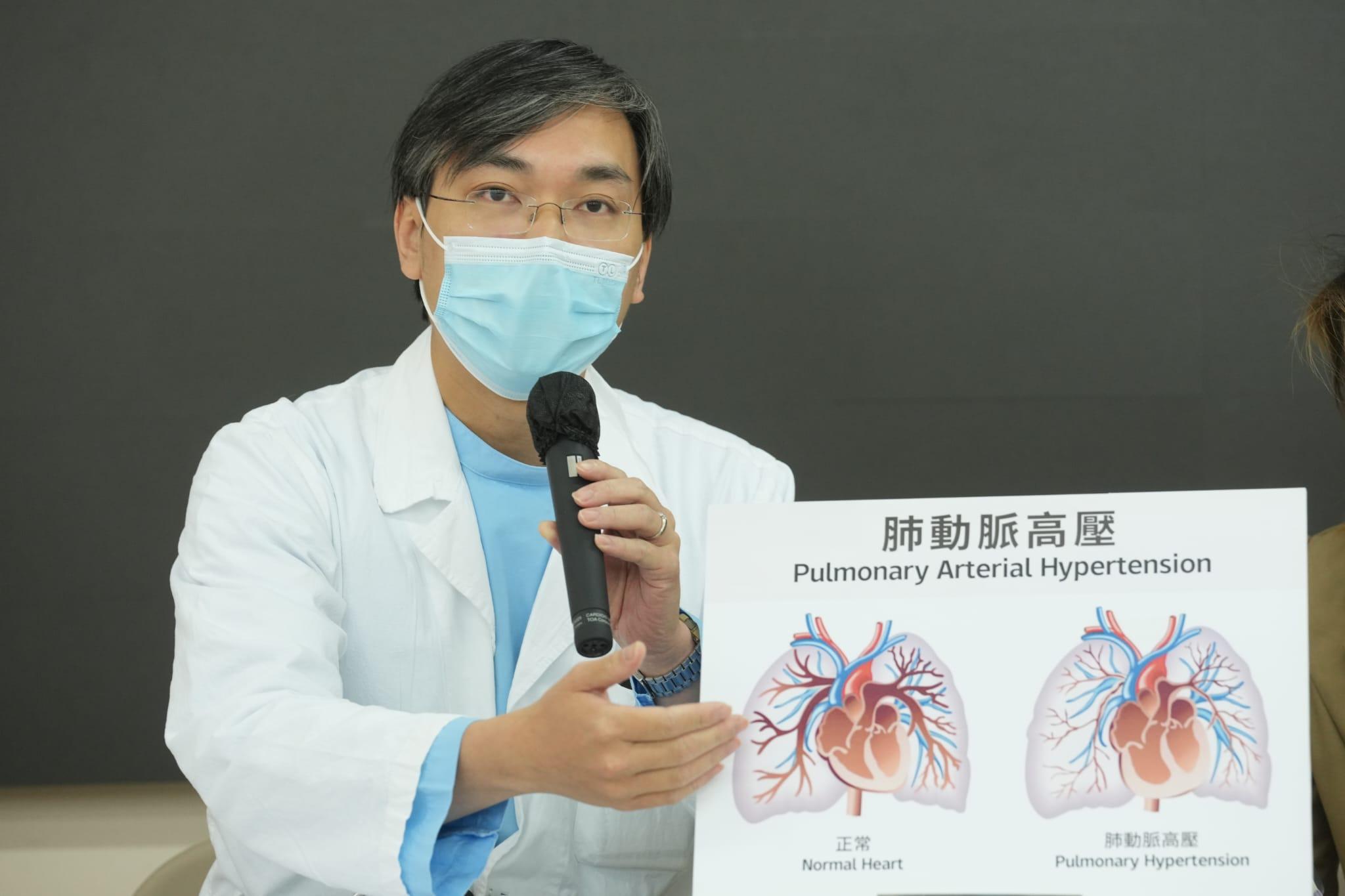 黃加霖醫生指,目前吳淑賢病情嚴峻,為移植的黃金時期。(陳奕釗攝)