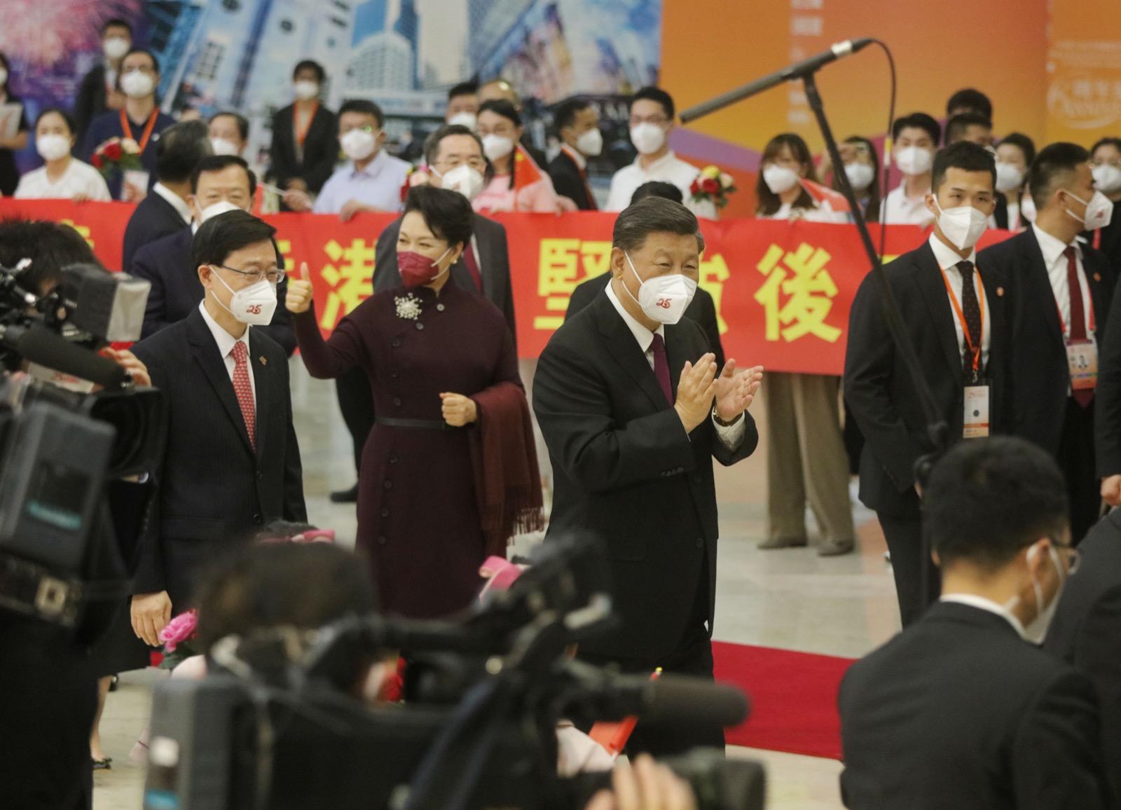 彭麗媛向在場的小學生竪起拇指。