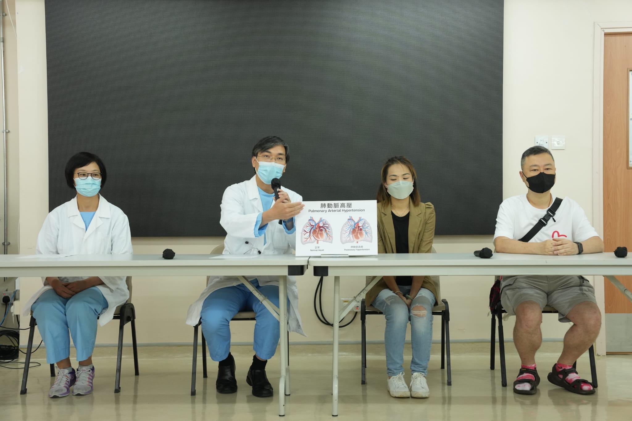 黃加霖醫生(左二)指,目前吳淑賢病情嚴峻,為移植的黃金時期。(陳奕釗攝)