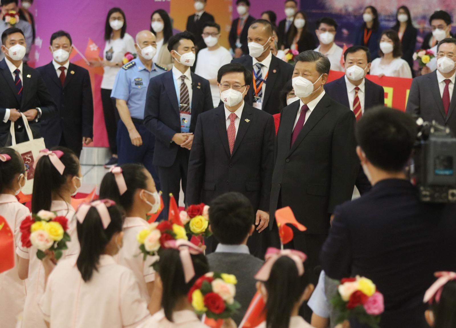 習近平與夫人彭麗媛下午結束在港行程,現場有小朋友唱歌。