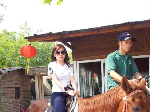 吳淑賢閒時會去騎馬、打羽毛球。(家屬提供圖片)