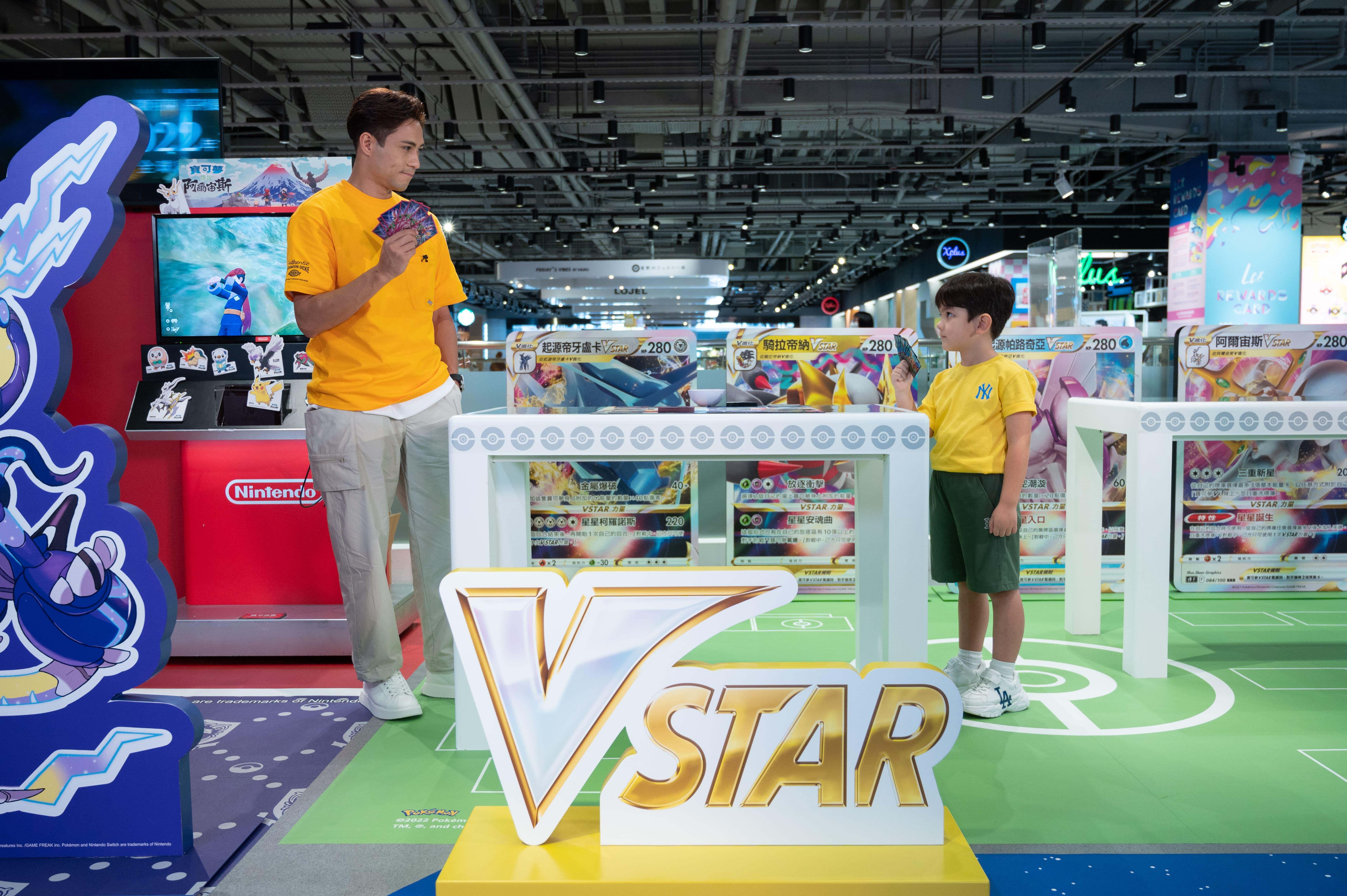 各位寶可夢訓練家於週末一起進行集換式卡牌遊戲對戰。