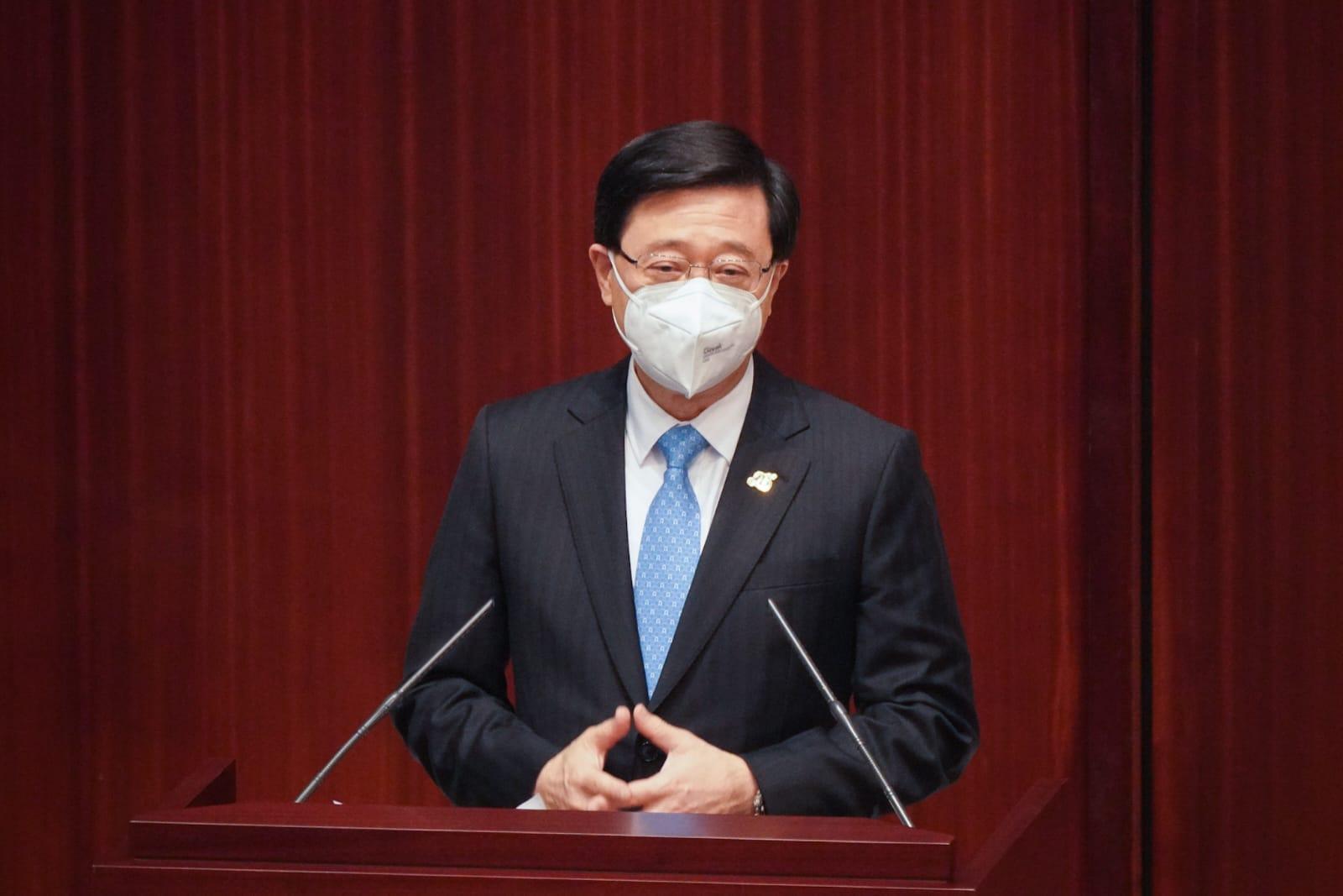 李家超今天首次以行政長官身份,出席立法會特首答問會。(李睿哲攝)