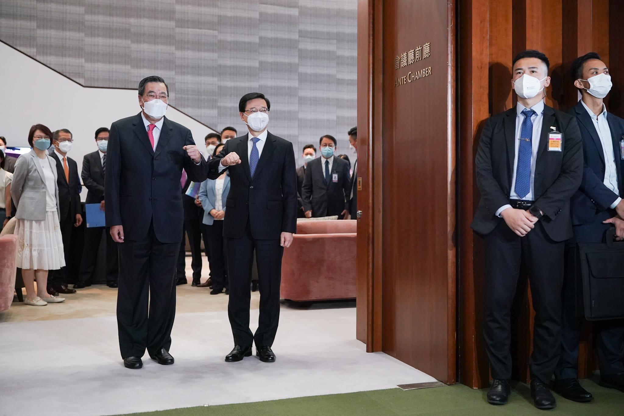 李家超今早出席首場立法會「前廳交流會」。(李睿哲攝)