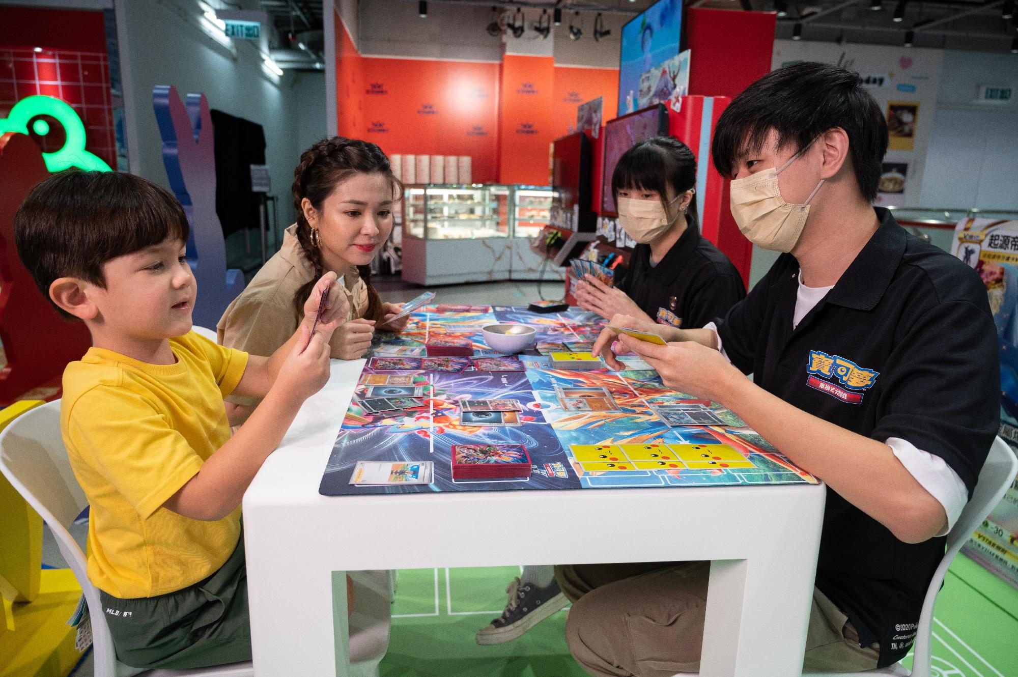 各位寶可夢訓練家於週末一起進行集換式卡牌遊戲對戰。