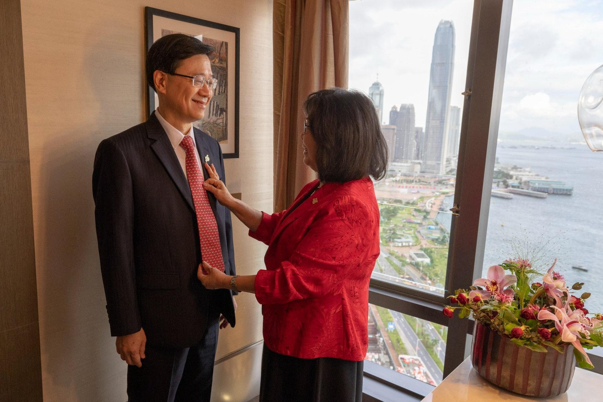 於升旗儀式開始前,李家超社交網帳戶上載李家超笑容滿臉,由妻子幫忙準備領帶的照片。(李家超fb圖片)