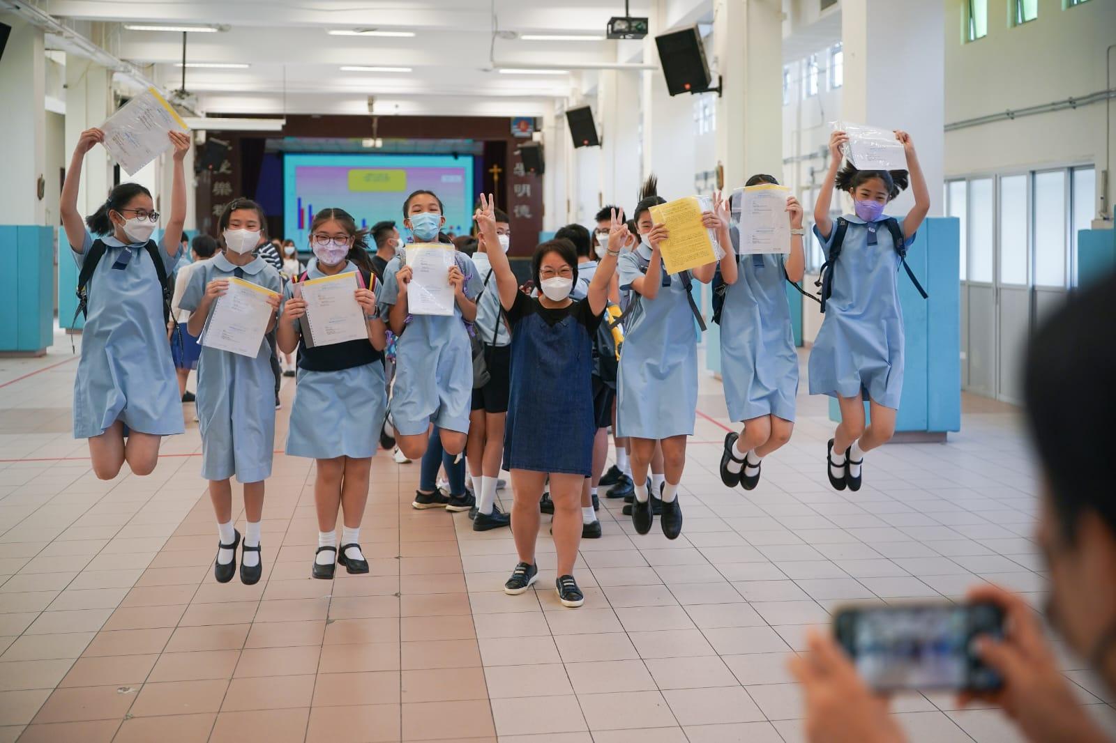 油蔴地一間小學,有小六學生升中派位結果滿意,表現興奮踴躍。(李睿哲攝)