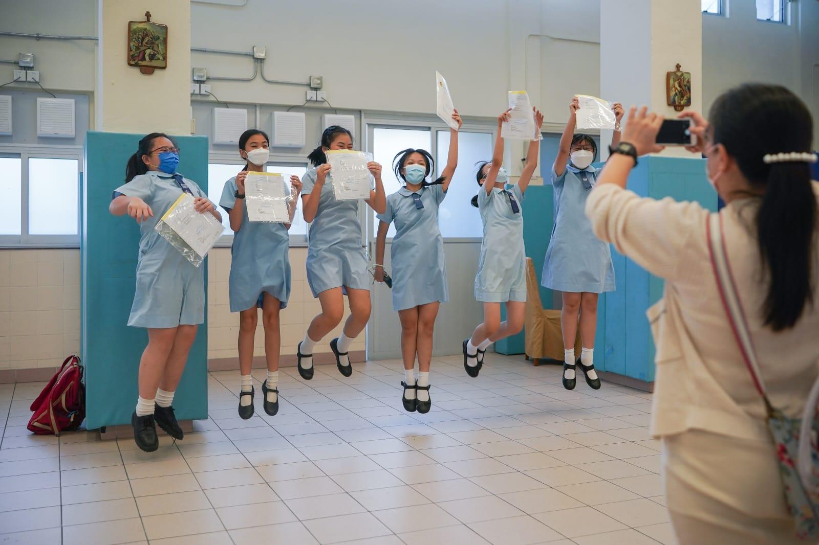 油蔴地一間小學,有小六學生升中派位結果滿意,表現興奮踴躍。(李睿哲攝)