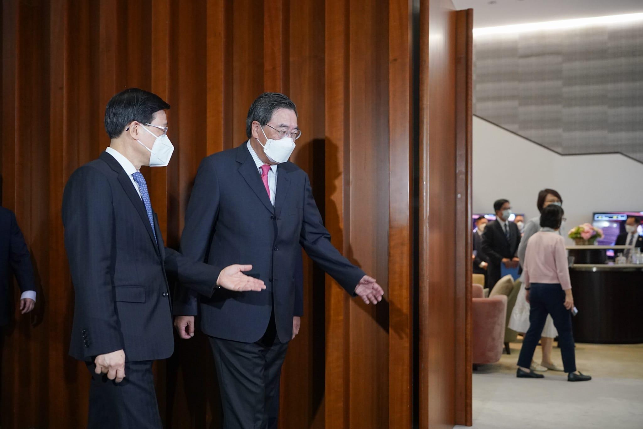 李家超今早出席首場立法會「前廳交流會」。(李睿哲攝)