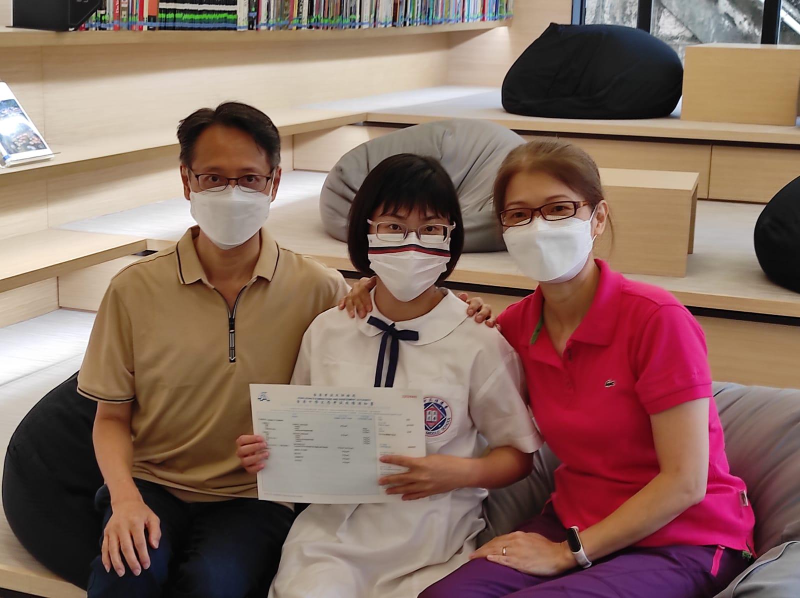 培正中學「超級狀元」焦采溢指期望入讀港大醫學院,未有到海外的打算。(李朗僑攝)