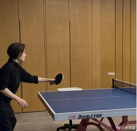 林青霞間中會在社交媒體分享在豪宅內拍攝的相片。(林青霞微博圖)