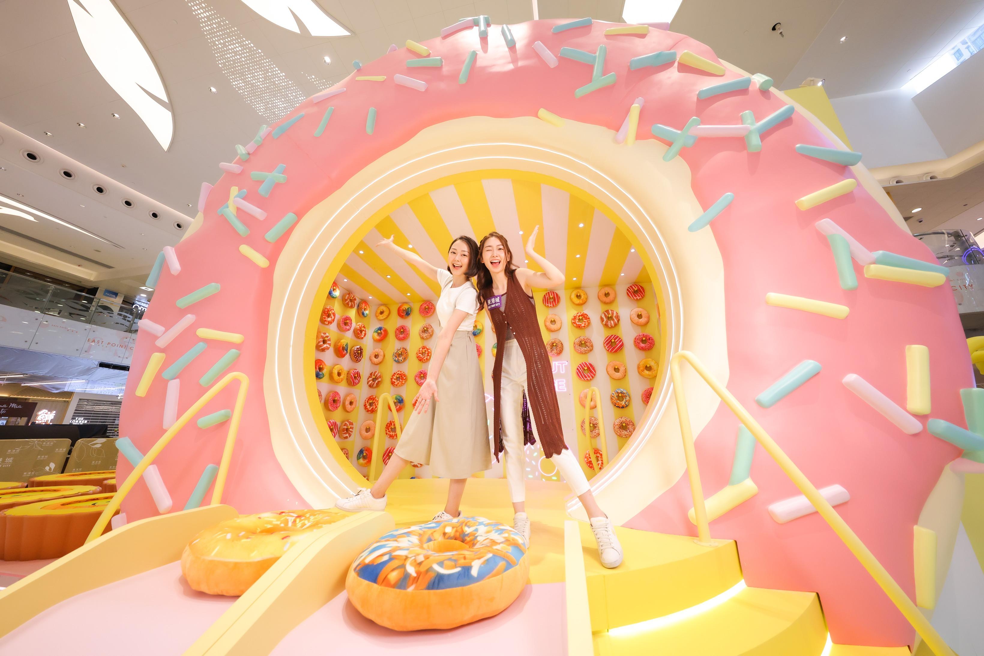 七彩童夢甜甜圈:6米高甜甜圈可以尋找到逾10款口味的甜甜圈,更可大玩滑梯。