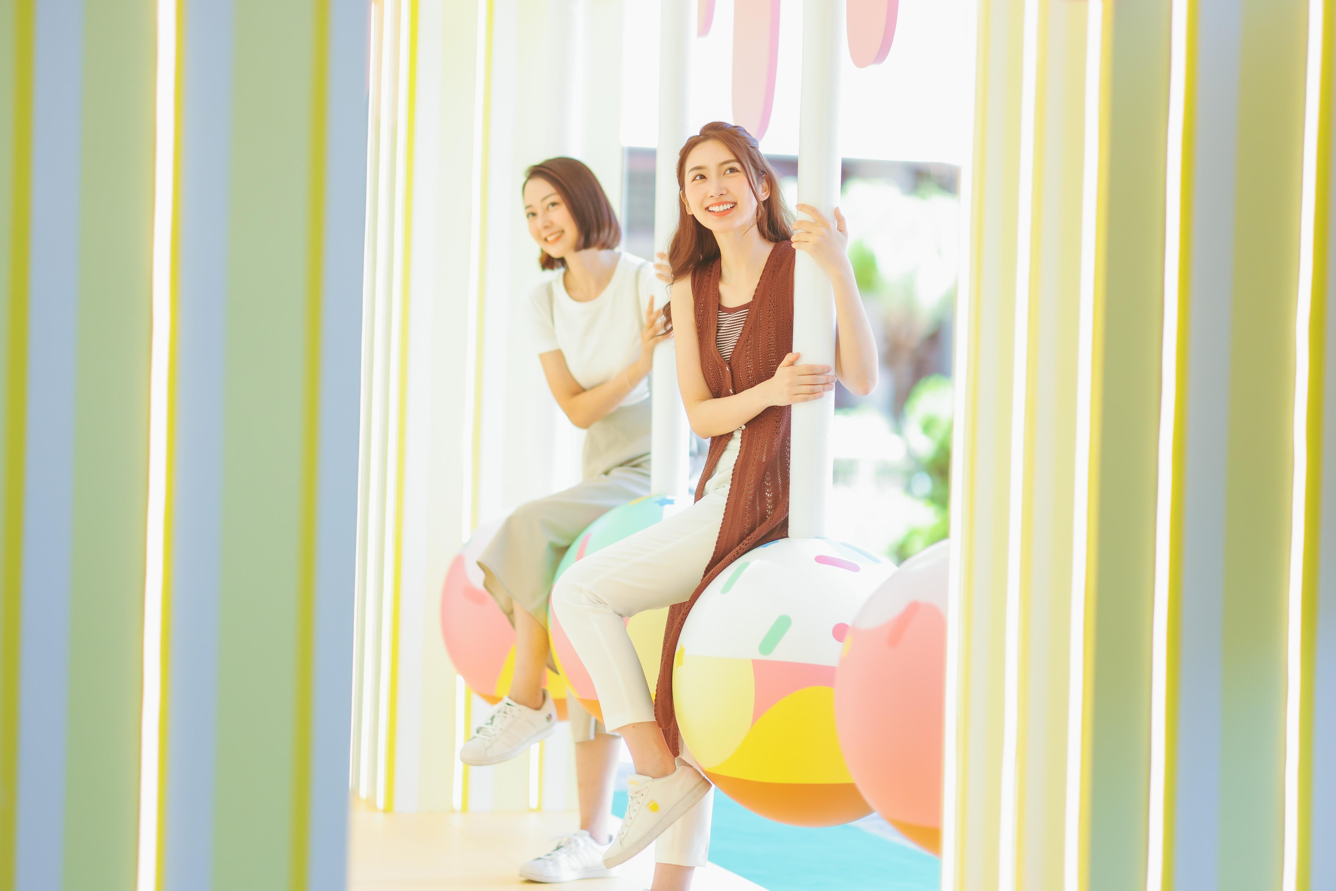 棒棒糖繽紛世界:在朱古力棒棒糖的繽紛世界,一家大小及閨蜜們將可於彩虹光影主題裝置下,倚坐於甜香美味的棒棒糖搖擺。