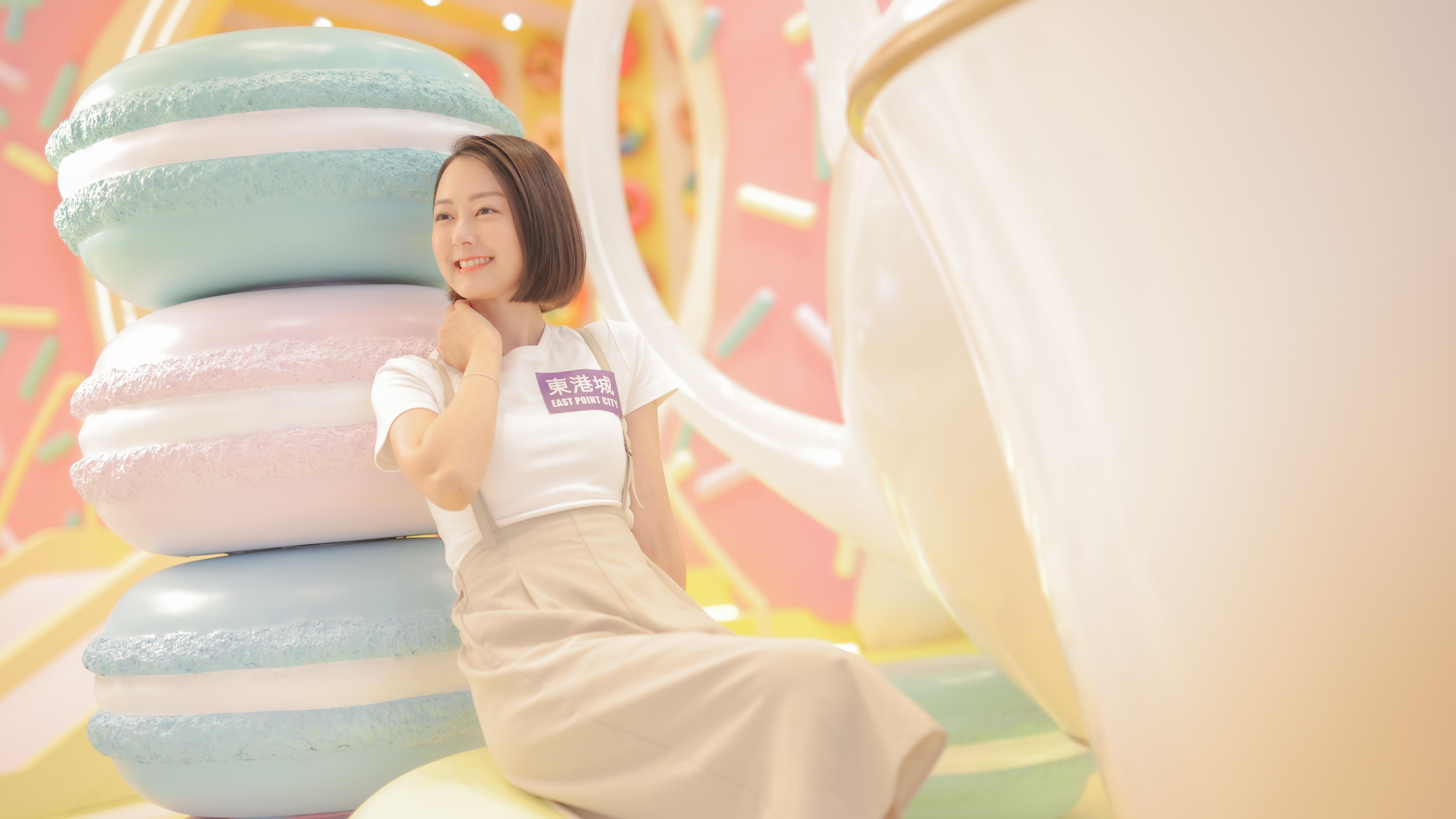 幸福馬卡龍下午茶:粉色系馬卡龍少女感滿滿,配上香茶滿溢的法國情調巨型茶壺,不妨入內探索大小不一的幻彩發光藝術波波,拍下唯美照片。