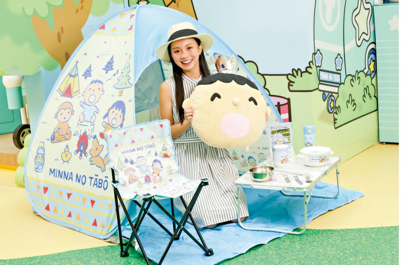 大口仔孖女友及弟弟現身MOKO 山系打卡兼掃精品