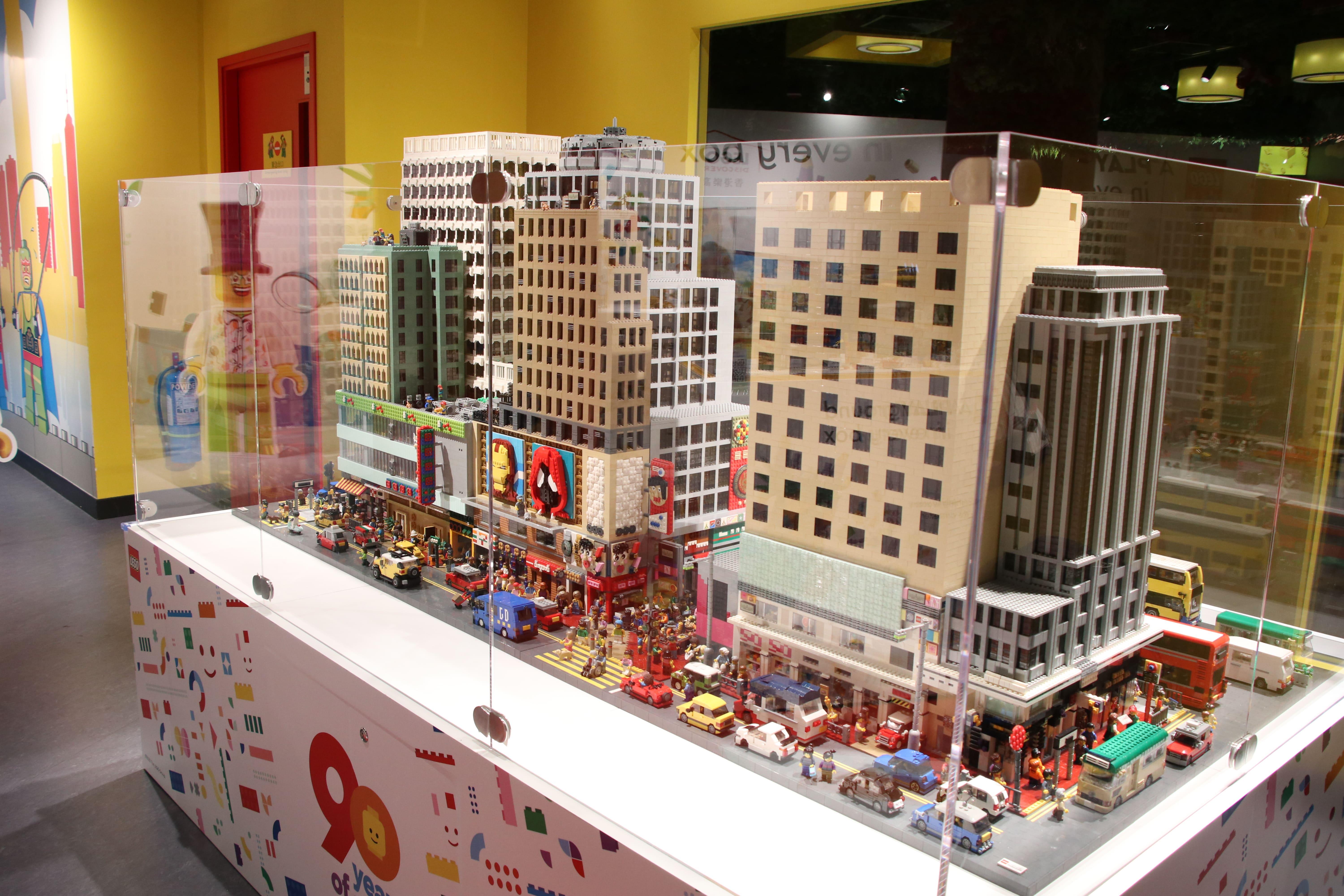 樂高專業認證大師洪子健將之前拼砌的旺角彌敦道街景,按現今的格局,進行了重新修正,並將其展示於香港樂高探索中心。