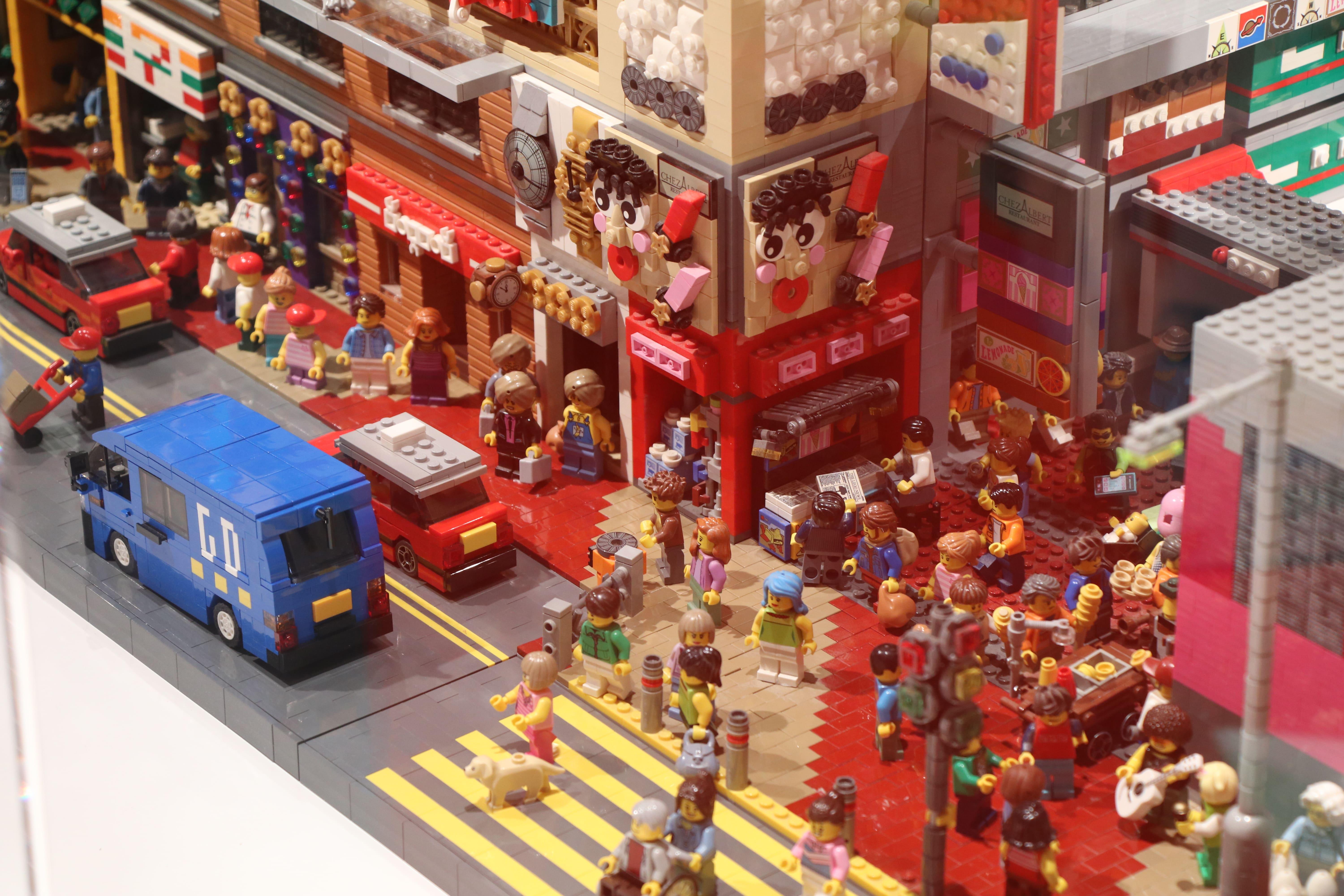 樂高專業認證大師洪子健將之前拼砌的旺角彌敦道街景,按現今的格局,進行了重新修正,並將其展示於香港樂高探索中心。