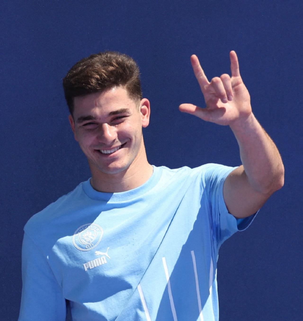 曼城晒新兵 夏蘭特揀「9號」望創傳奇