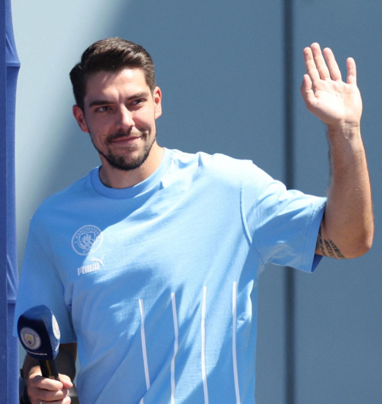 曼城晒新兵 夏蘭特揀「9號」望創傳奇