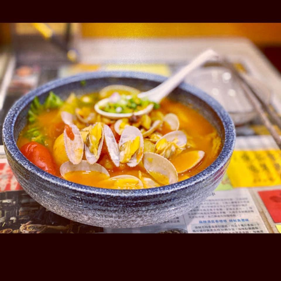 招牌蕃茄薯仔湯底配上新鮮花甲。(Facebook @蒙麵)