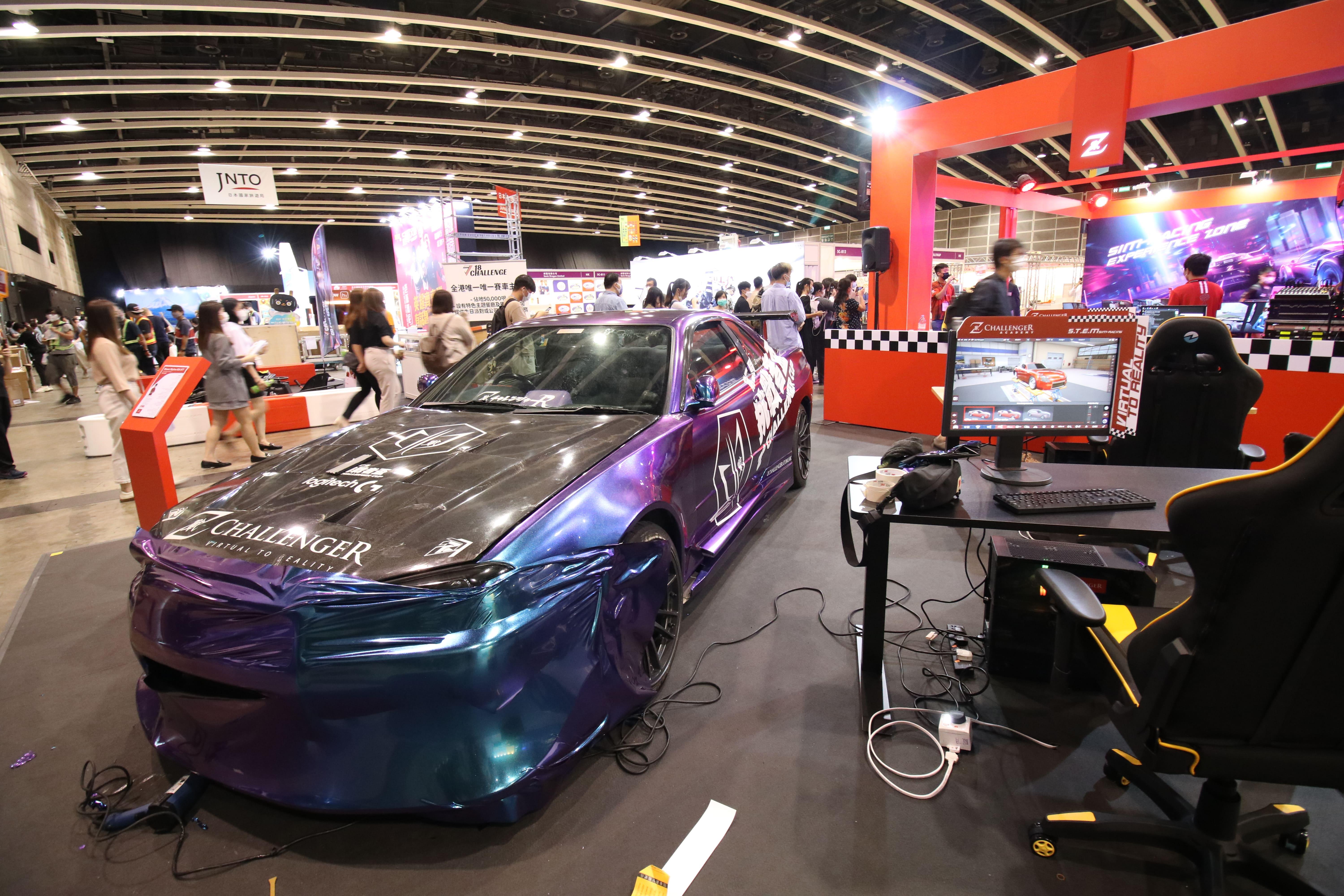 電競賽車比賽及體驗區充滿刺激感。