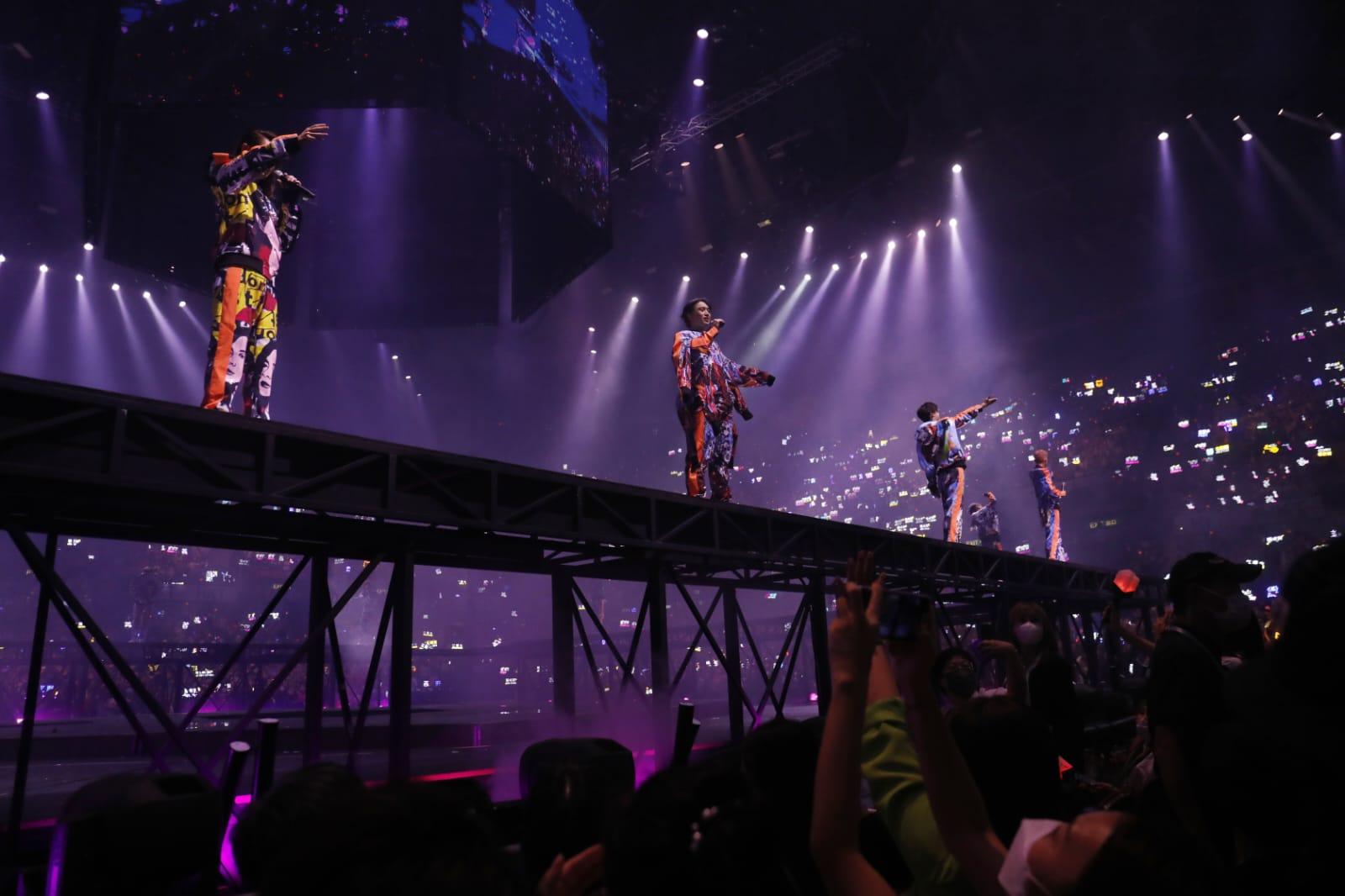 MIRROR穿上印有各自肖像的繽紛歌衫。