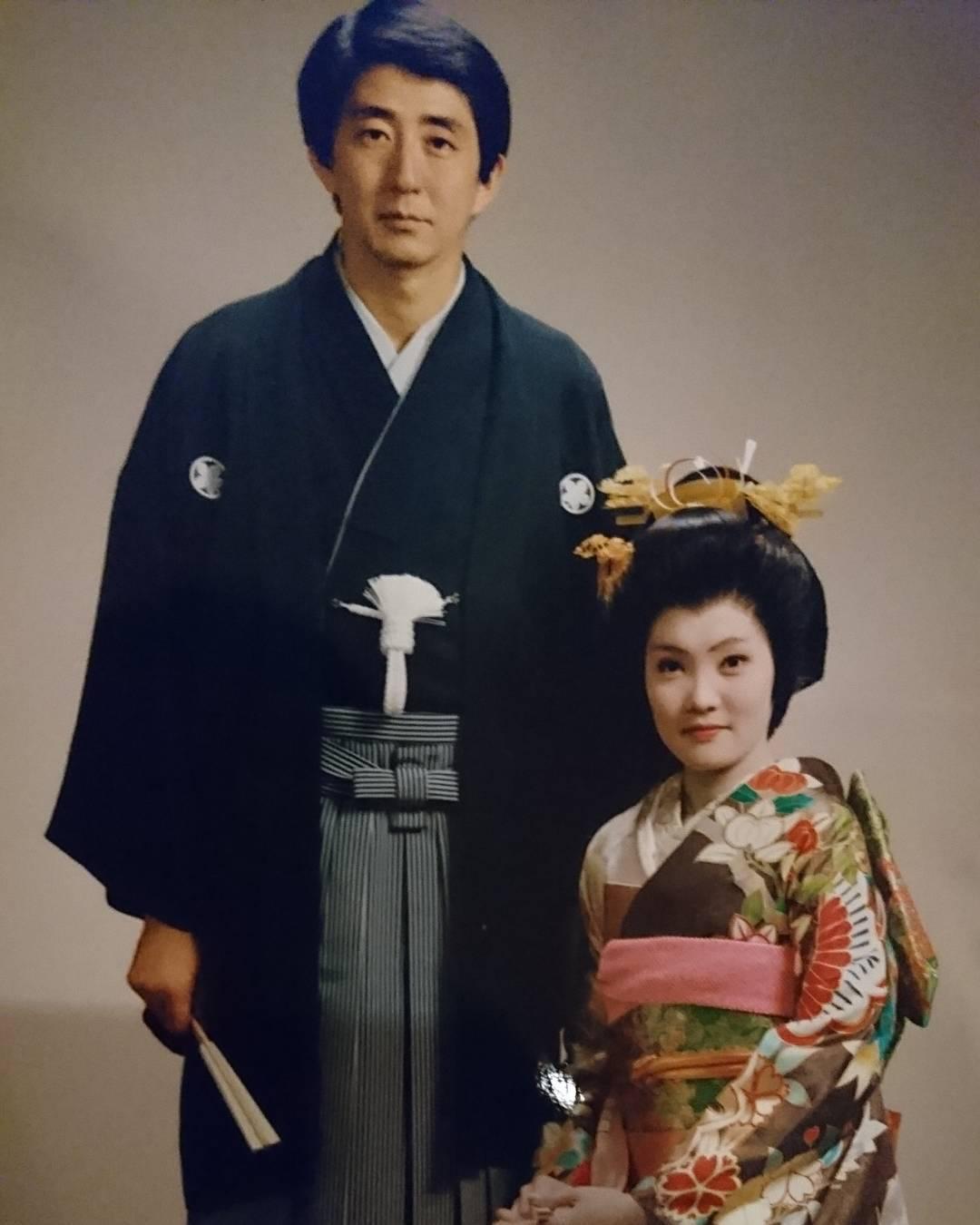 兩人於1987年結婚。( IG:akieabe)