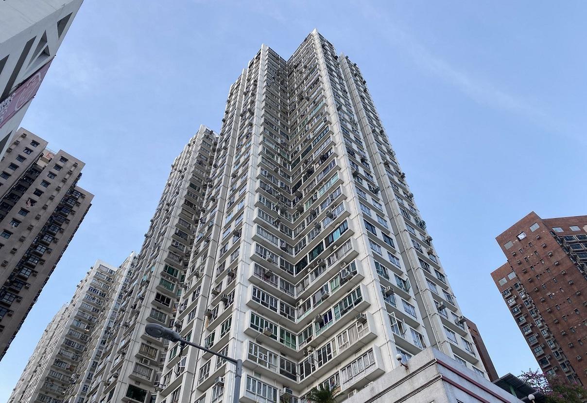 近期樓市頻錄內地生為升學而合租單位個案,新近有沙田希爾頓中心一個實用面積475方呎兩房單位,獲4名內地女生承租,月租19,000元,以預繳一年租月形式承租。