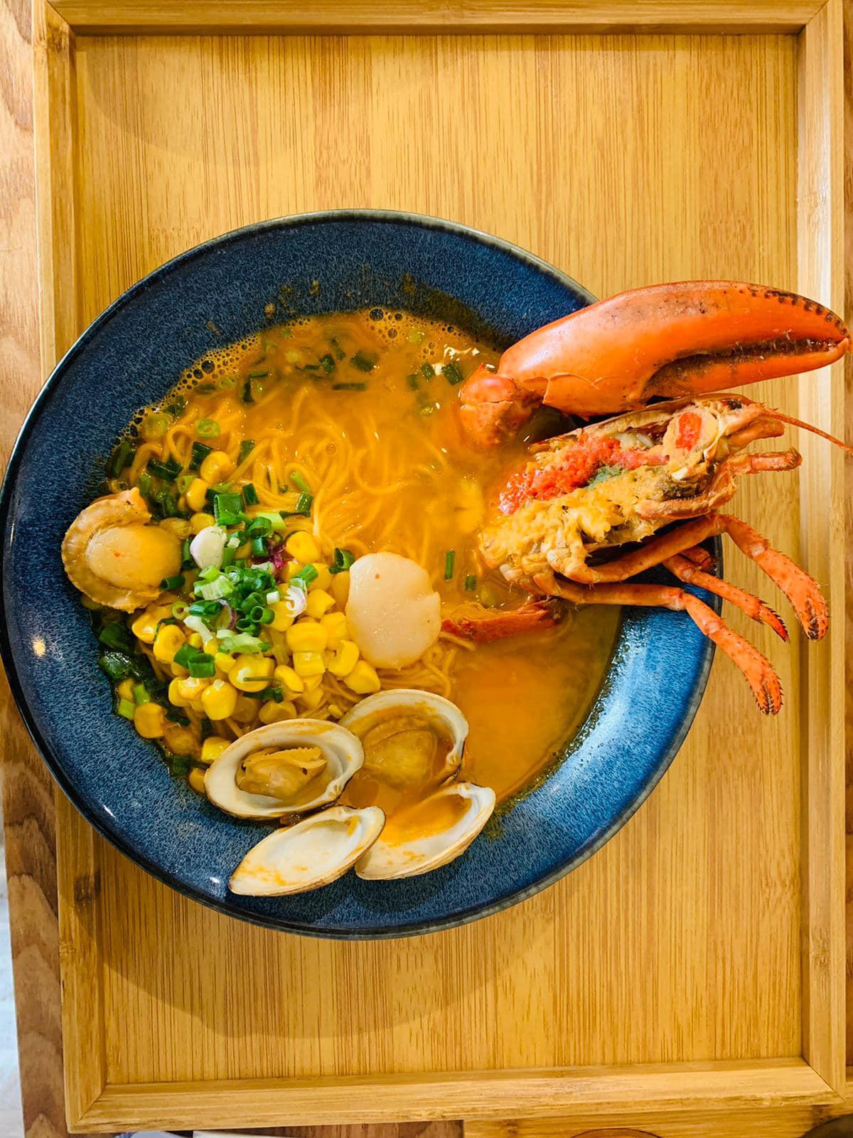 招牌海龍皇湯選用新鮮蝦、蝦子、花蛤、龍蝦等材料熬製6小時而成。(Facebook @originnoodlehk)