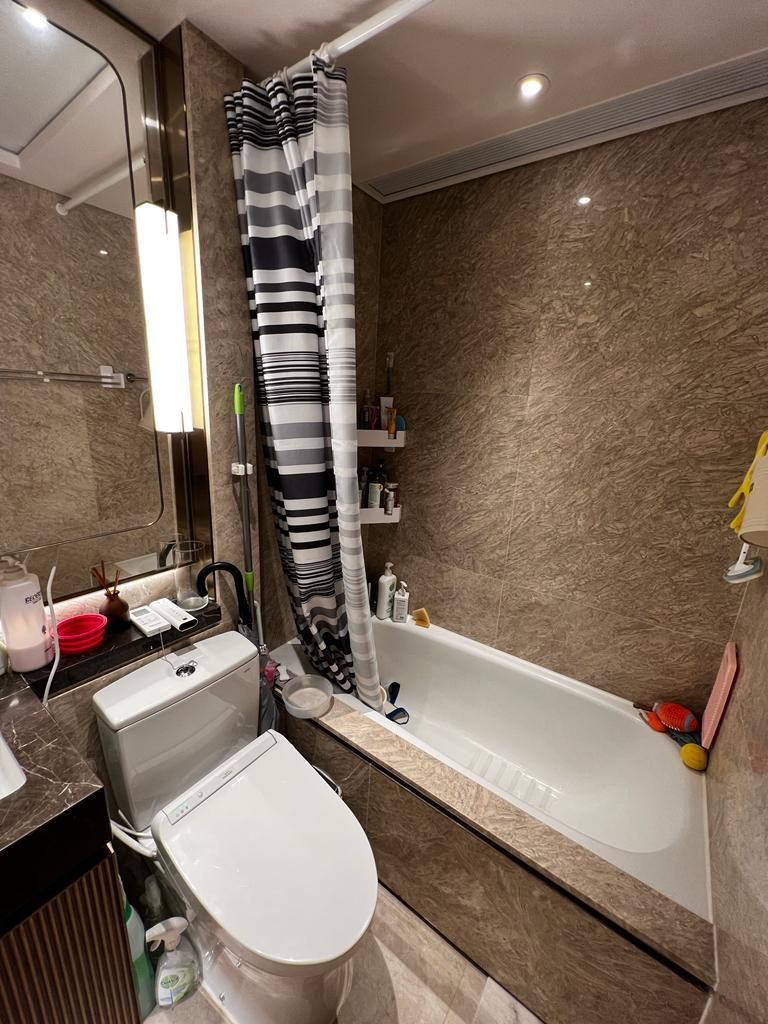 雲石浴室為發展商原裝裝修,新淨不舊。