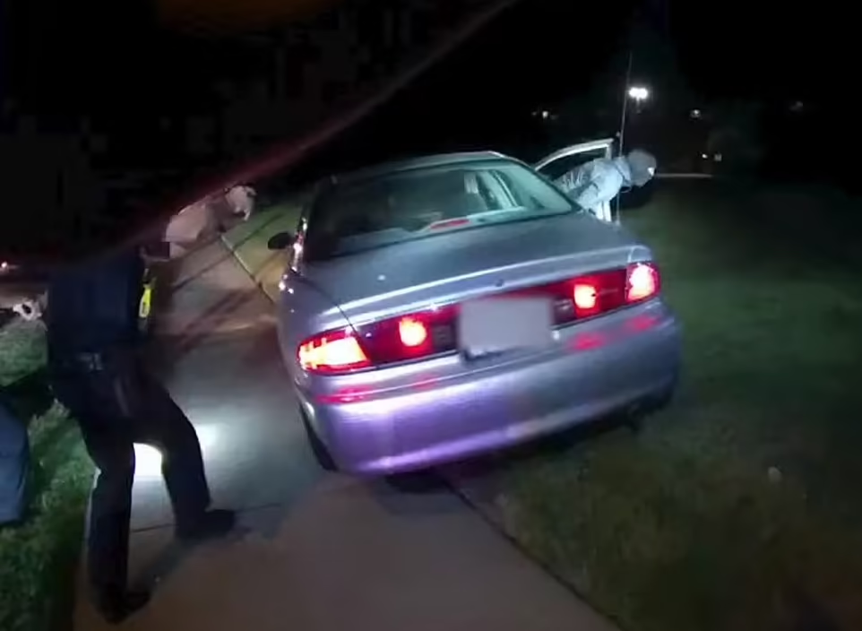 沃克下車的一刻。(互聯網)