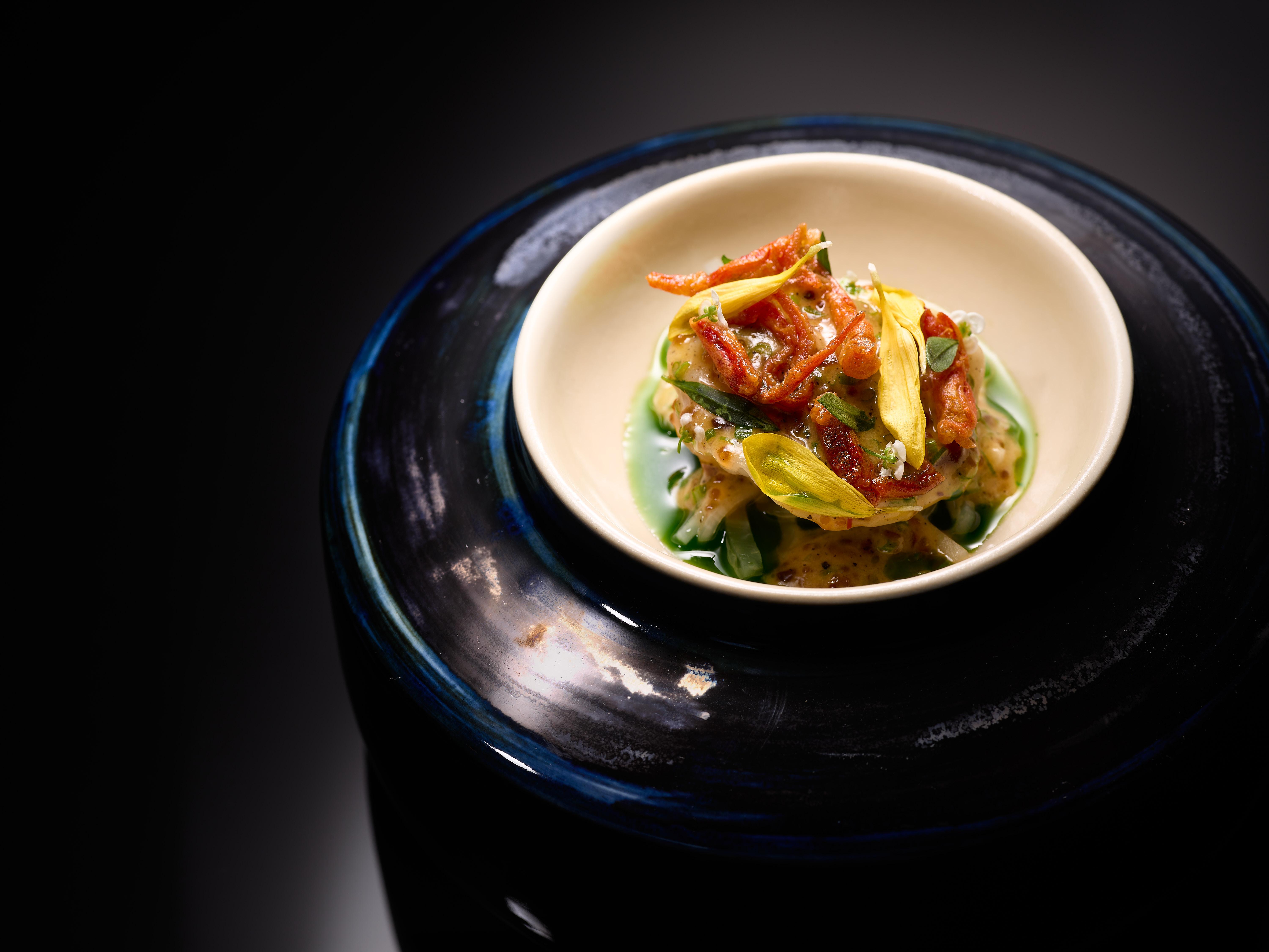 Edward 在新加坡成長,每天的暴雨,叫他肯定大自然的生命力,菜單第二環「雨」中帶有發酵黑豆和紅蝦,此菜式帶有中菜影子,獨特鮮甜的紅蝦,配以帶子慕斯、茴香和檸檬,包裹在水餃中,配上藏紅花醬汁。