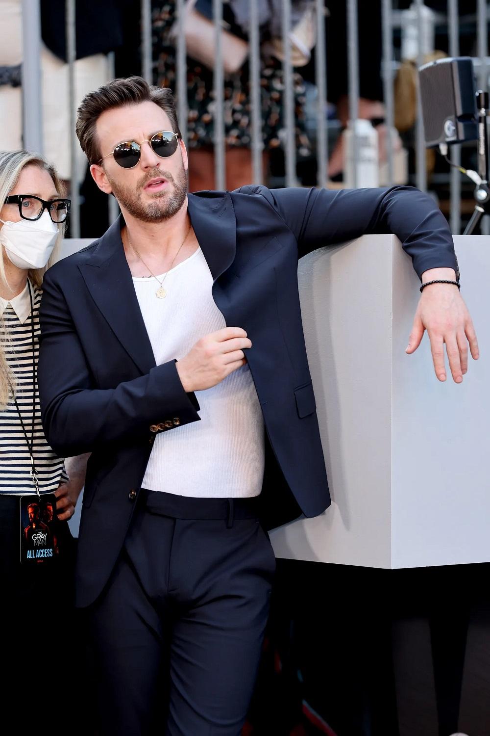 基斯擺出有型pose,無意間「激凸」,成為網民熱話。