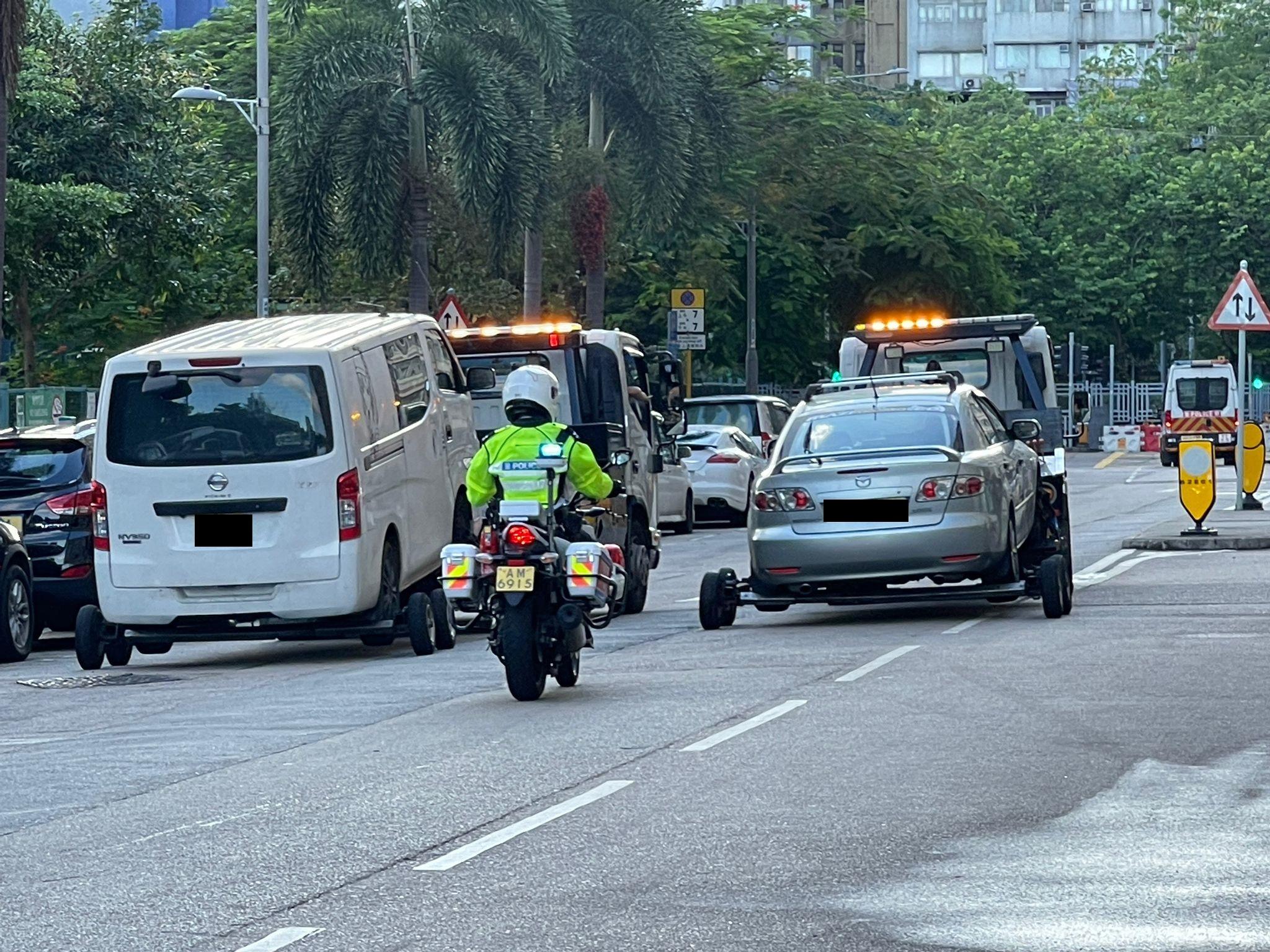 警方西九龍總區昨日打擊交通違例,另拘捕3名在行人路上駕駛電動工具的男子。(警方圖片)
