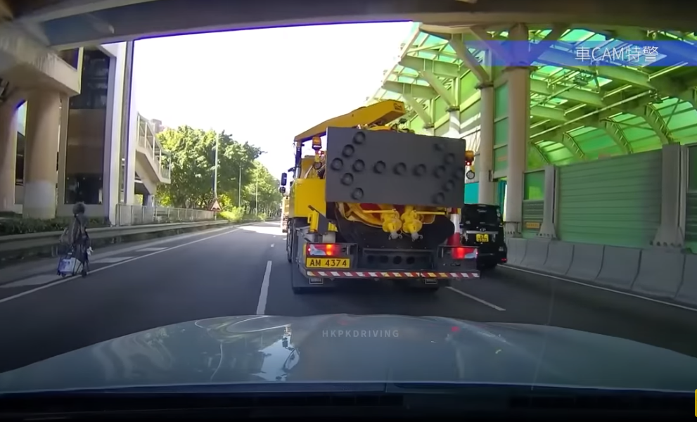 司機發現婆婆獨自在屯門公路旁步行,情況危險。(「車CAM特警」影片截圖)