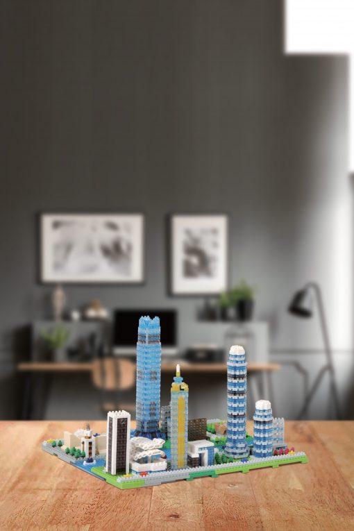 新地旗下天際100聯乘日本nanoblock推出香港天際線模型。(新地圖片)